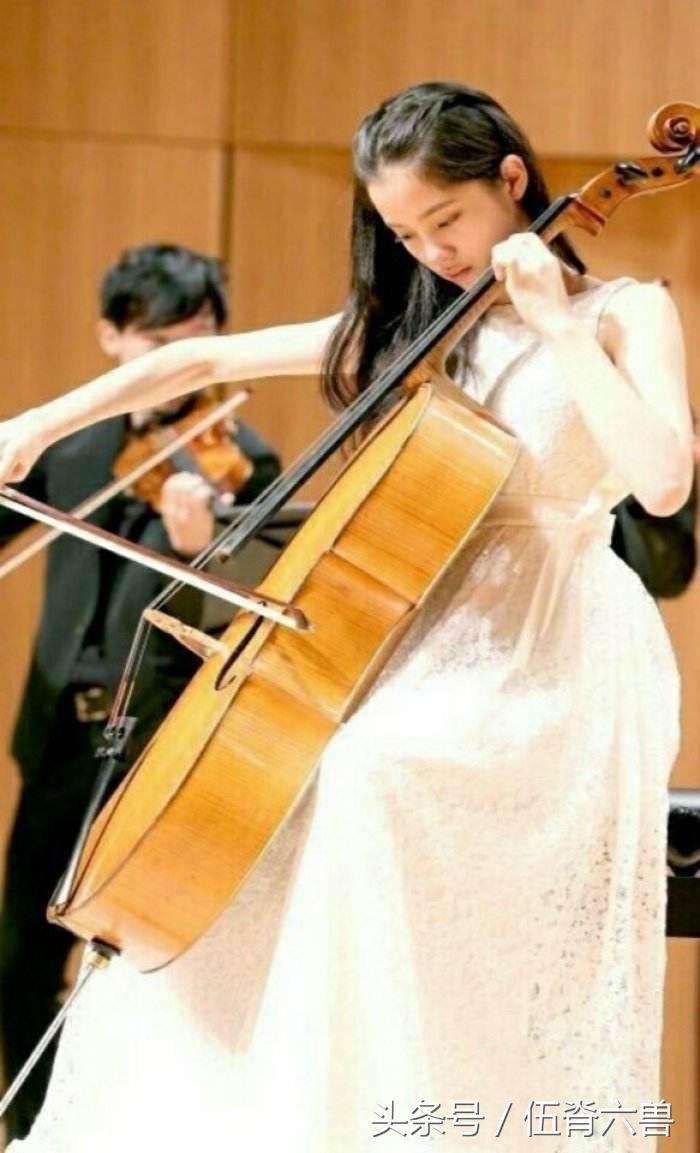 欧阳娜娜半年赚6443万！全家5口全靠她一人养活，网友：好女儿！