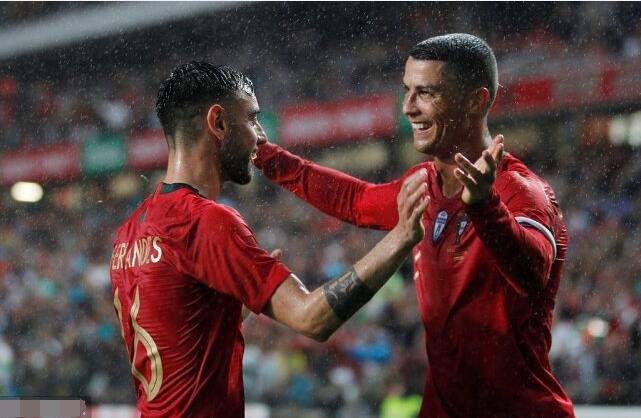 为什么足球穿短袖篮球穿背心,足球运动员为什么要穿两件上衣