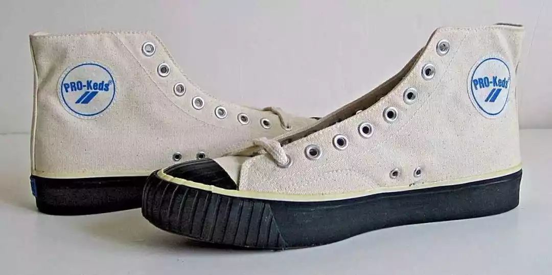 匡威和vans帆布鞋哪个更舒服,匡威和vans好看的鞋有哪些