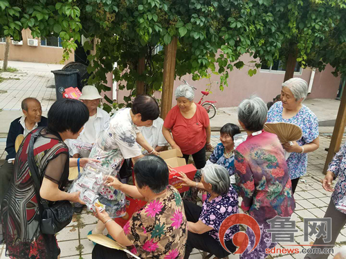 社区携手爱心企业慰问敬老院,爱心义诊情暖敬老院