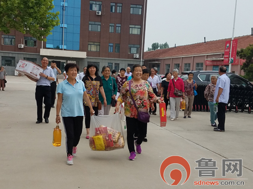 社区携手爱心企业慰问敬老院,爱心义诊情暖敬老院