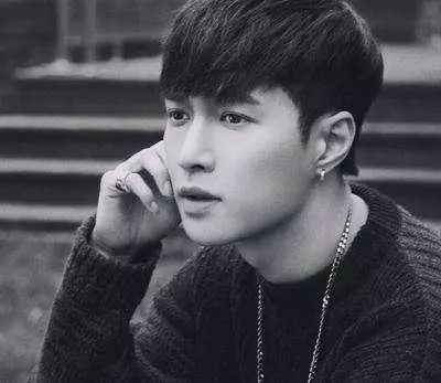 鹿晗右手食指戴戒指,鹿晗戒指戴无名指