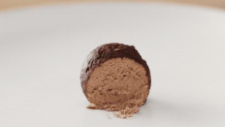 那家网红曲奇店最近出了新的甜品——5UP萌巧球