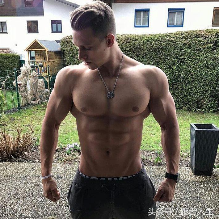 男人胸较大怎么练胸肌,胸肌丰满的男人怎么练出来的