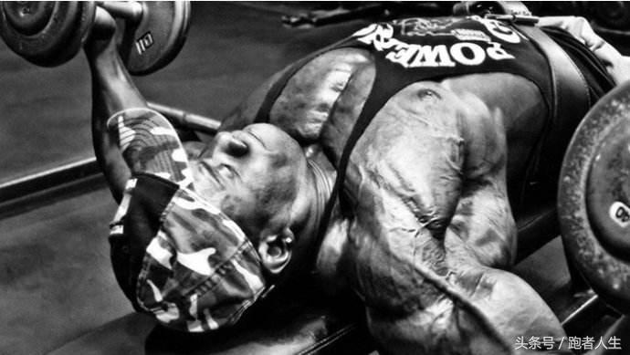 男人胸较大怎么练胸肌,胸肌丰满的男人怎么练出来的