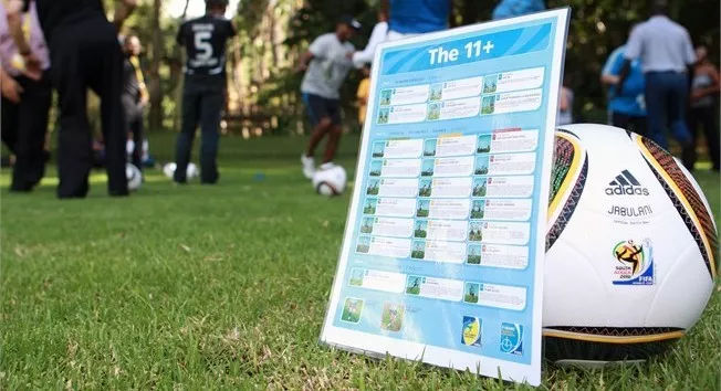 踢球注意脚不要受伤,踢球必做热身