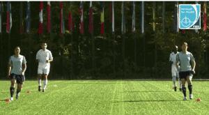 踢球注意脚不要受伤,踢球必做热身