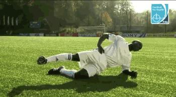 踢球注意脚不要受伤,踢球必做热身