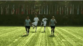 踢球注意脚不要受伤,踢球必做热身