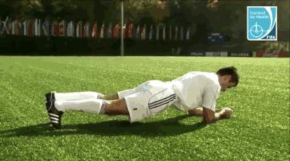 踢球注意脚不要受伤,踢球必做热身