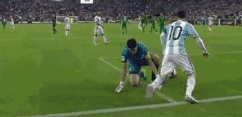 踢球注意脚不要受伤,踢球必做热身