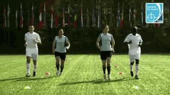 踢球注意脚不要受伤,踢球必做热身