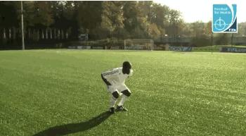 踢球注意脚不要受伤,踢球必做热身