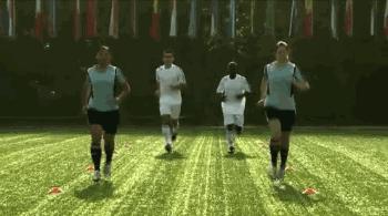 踢球注意脚不要受伤,踢球必做热身