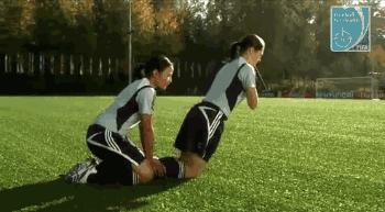 踢球注意脚不要受伤,踢球必做热身