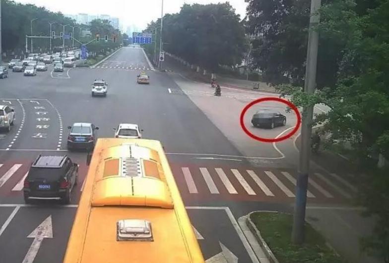 交警讲解怎样正确右转弯不被扣分,走右转弯车道右转怎么会被扣分