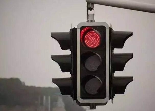 交警讲解怎样正确右转弯不被扣分,走右转弯车道右转怎么会被扣分