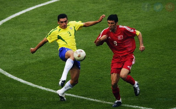 你还记得那位铁血的巴西后卫卢西奥吗？如今他依然奋战在赛场上