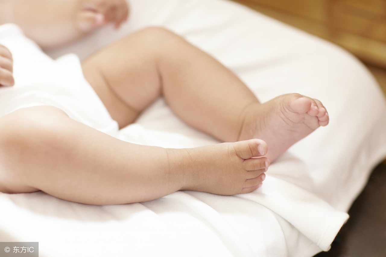 宝宝的脚总是弯曲,宝宝喜欢弯腿走路什么原因