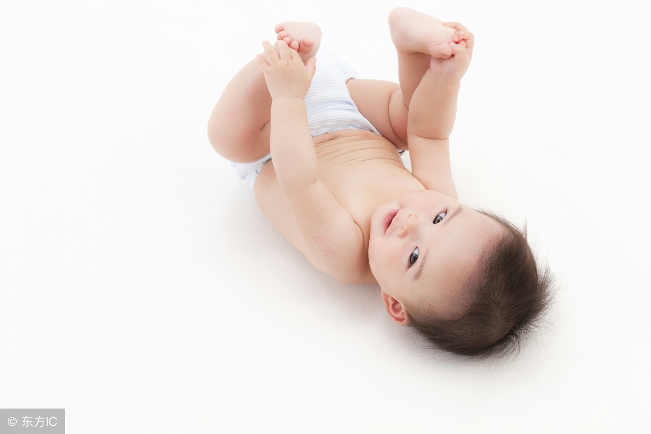 宝宝的脚总是弯曲,宝宝喜欢弯腿走路什么原因