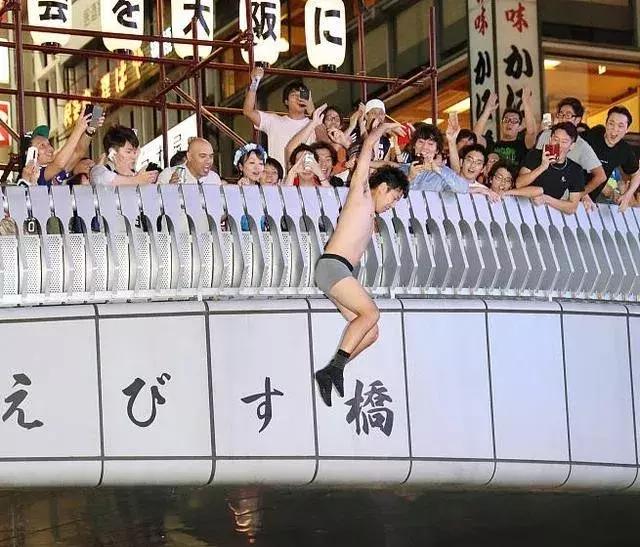 日本首次小组赛输球,日本输球全场欢呼