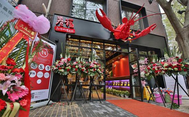 为什么多家小龙虾网红餐饮店一边被融资一边却在关店？