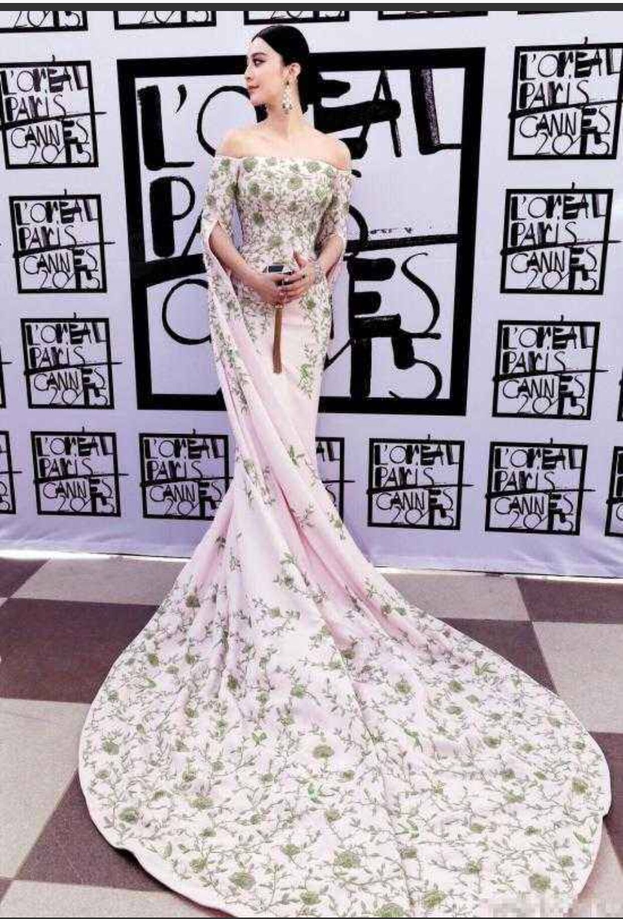 杨幂迪丽热巴为你分享搭配风格,杨幂时尚芭莎造型点评