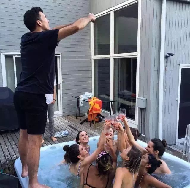 与Virgl合照,一天就能赚200w,是种什么样的体验?|网红经济