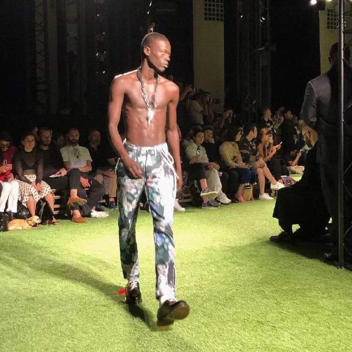 与Virgl合照,一天就能赚200w,是种什么样的体验?|网红经济