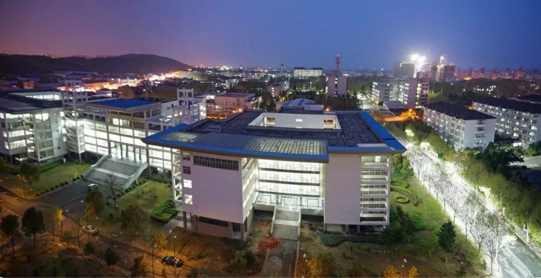 龙王山脚下,南信大去爬龙王山