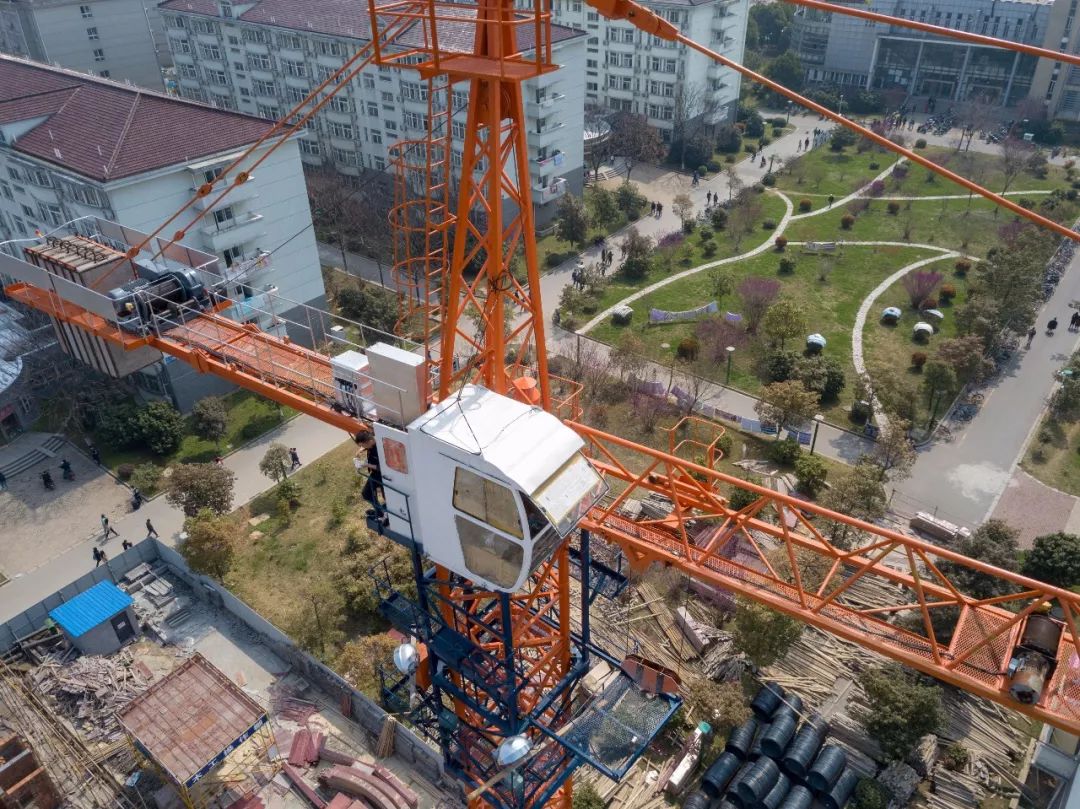 龙王山脚下,南信大去爬龙王山