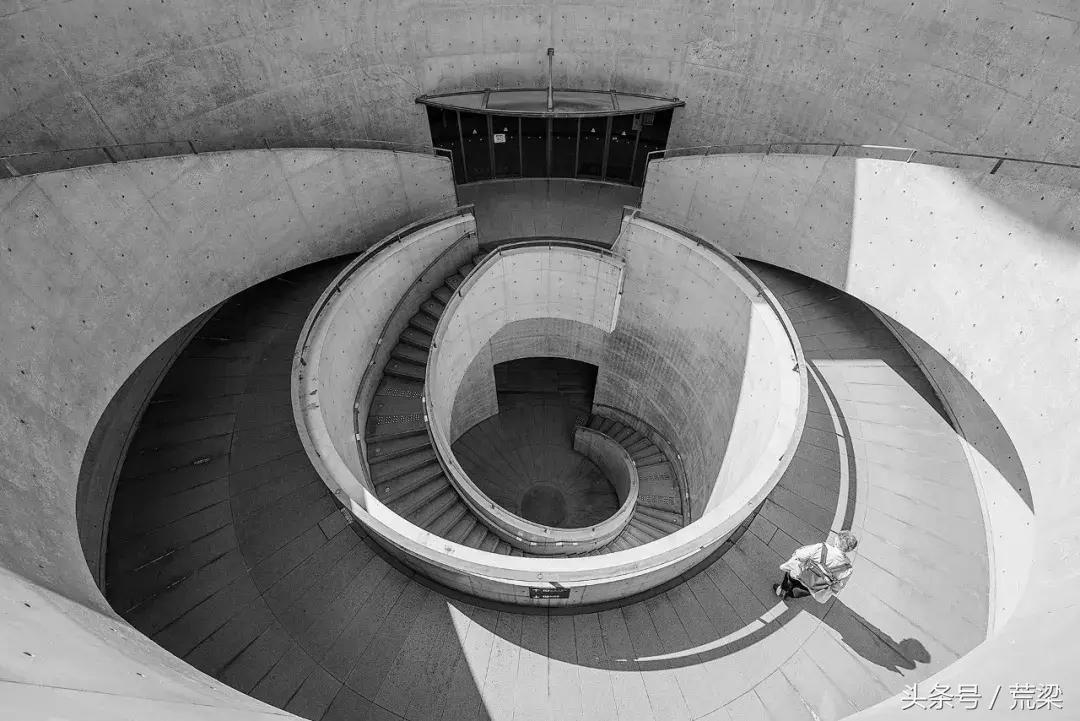 国内安藤忠雄的作品越来越多,但离“清水混凝土诗人”越来越远