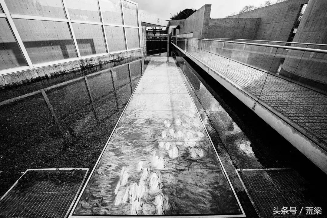 国内安藤忠雄的作品越来越多,但离“清水混凝土诗人”越来越远