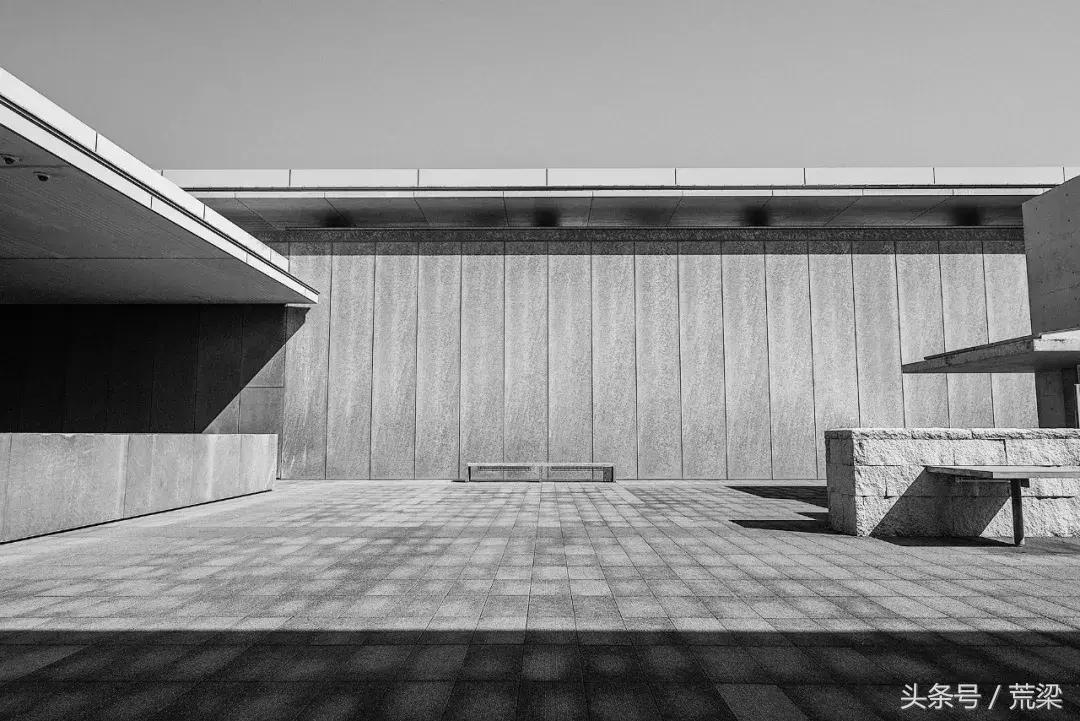 国内安藤忠雄的作品越来越多,但离“清水混凝土诗人”越来越远