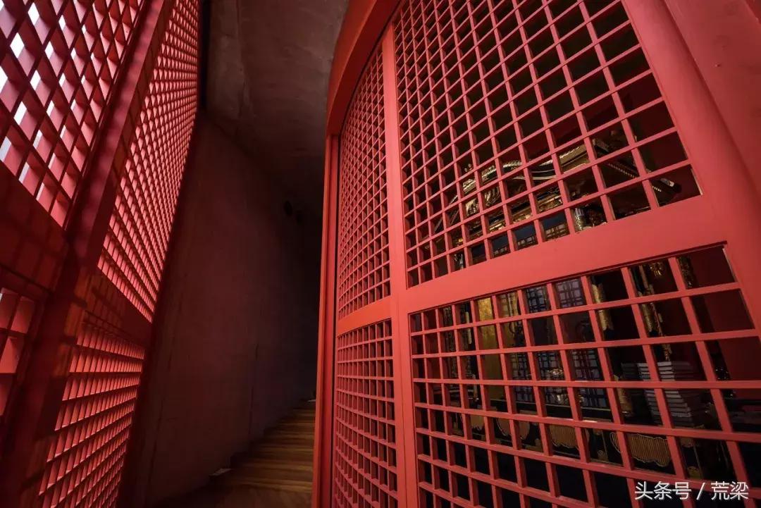 国内安藤忠雄的作品越来越多,但离“清水混凝土诗人”越来越远