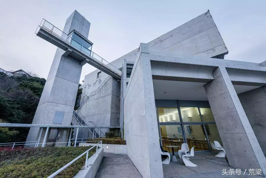 国内安藤忠雄的作品越来越多,但离“清水混凝土诗人”越来越远