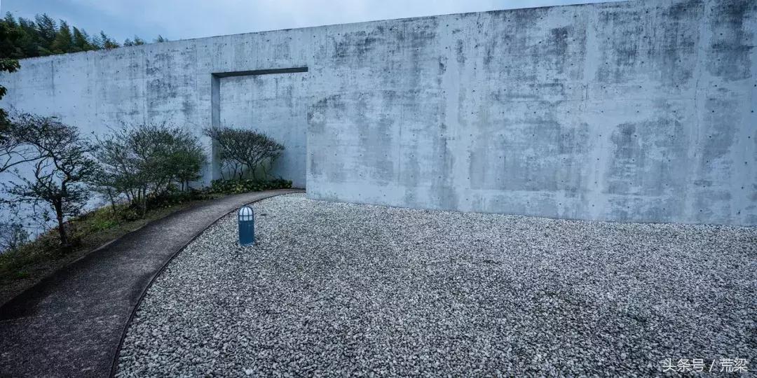 国内安藤忠雄的作品越来越多,但离“清水混凝土诗人”越来越远