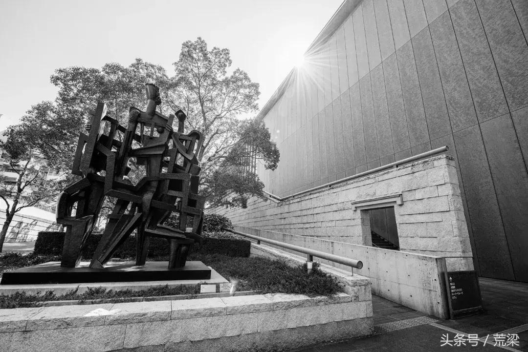 国内安藤忠雄的作品越来越多,但离“清水混凝土诗人”越来越远