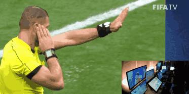 球场上裁判权力最大吗,球场裁判判罚错了怎么办