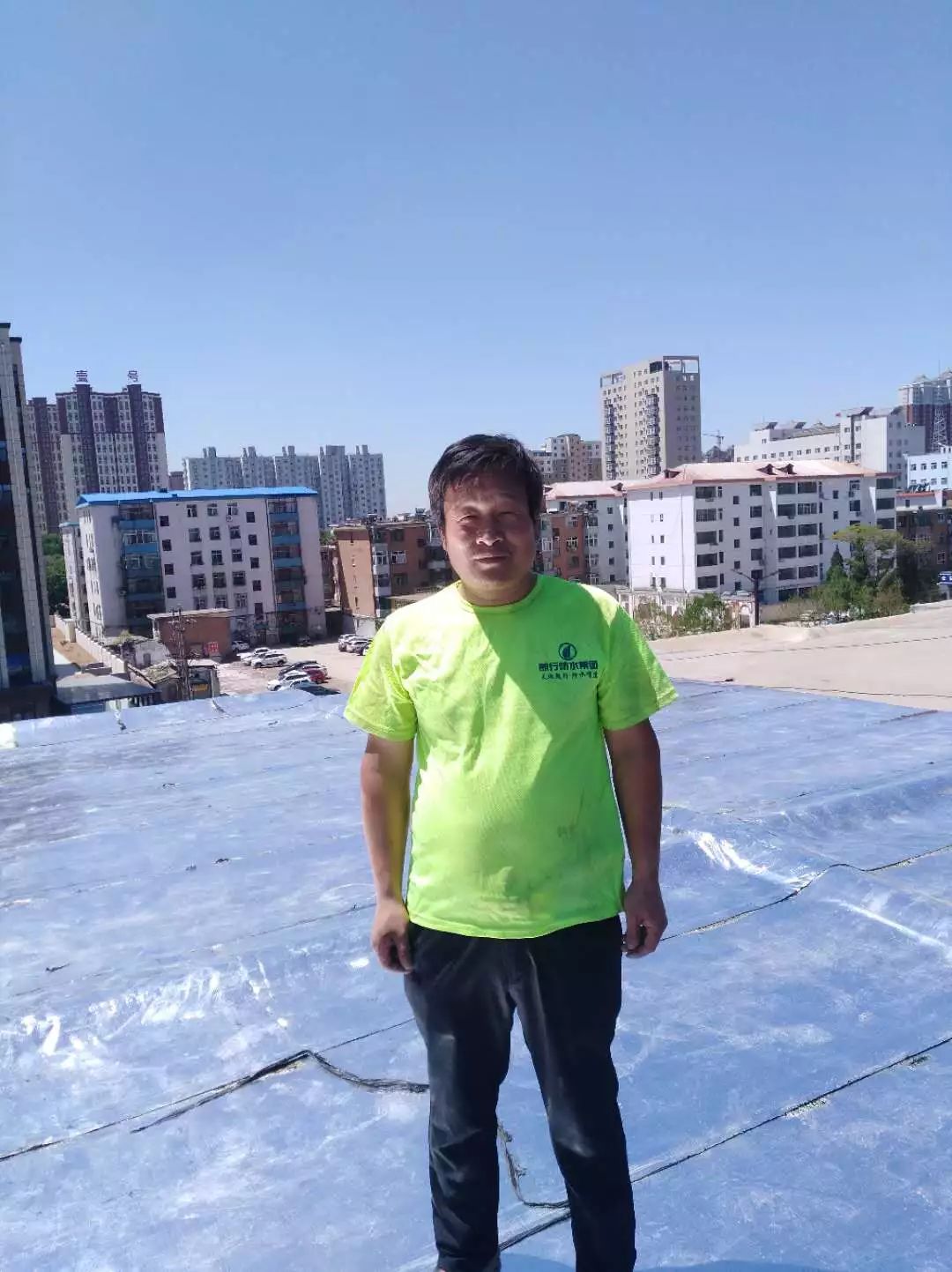 这个袁师傅不简单，多年义务给困难家庭做防水！他说，自己曾受到别人帮助