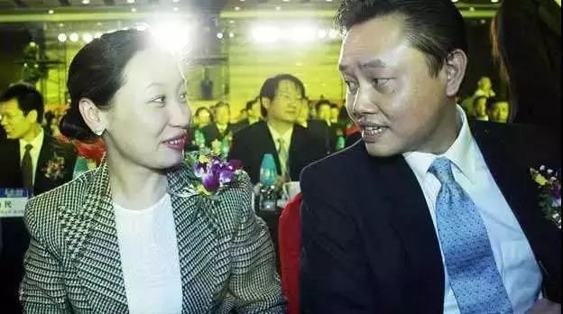 她2年还债8亿，三度把入狱丈夫捧上大陆首富，用一句话惹哭无数人