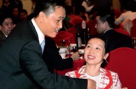 她2年还债8亿，三度把入狱丈夫捧上大陆首富，用一句话惹哭无数人