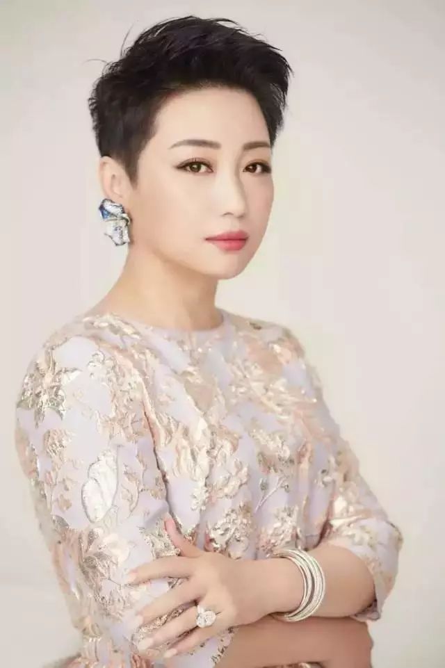 她2年还债8亿，三度把入狱丈夫捧上大陆首富，用一句话惹哭无数人