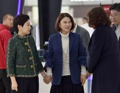 她2年还债8亿，三度把入狱丈夫捧上大陆首富，用一句话惹哭无数人