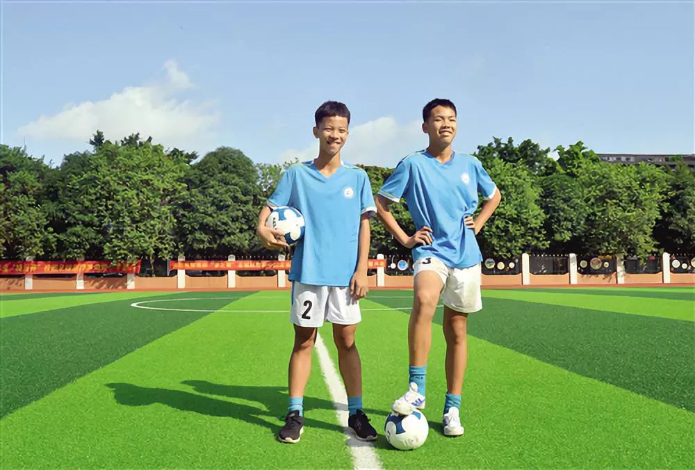 南宁足球小子简介,中国少年成世界杯护旗手