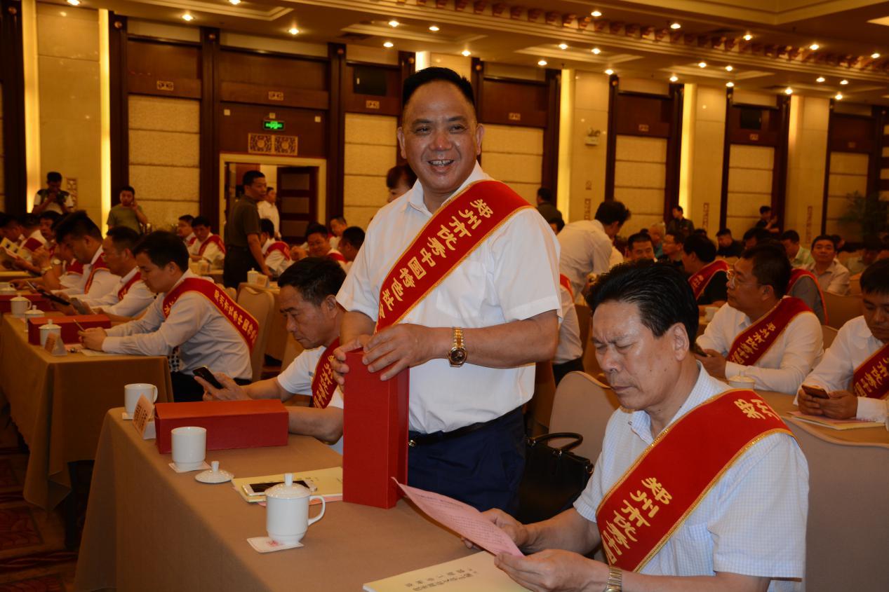 身兼“红色”身份的“表业大亨”—记郑州温州商会*党**委书记蔡标荣