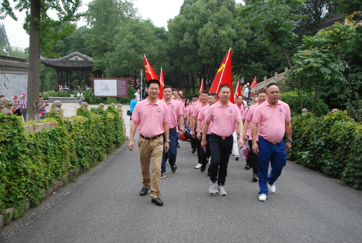 身兼“红色”身份的“表业大亨”—记郑州温州商会*党**委书记蔡标荣