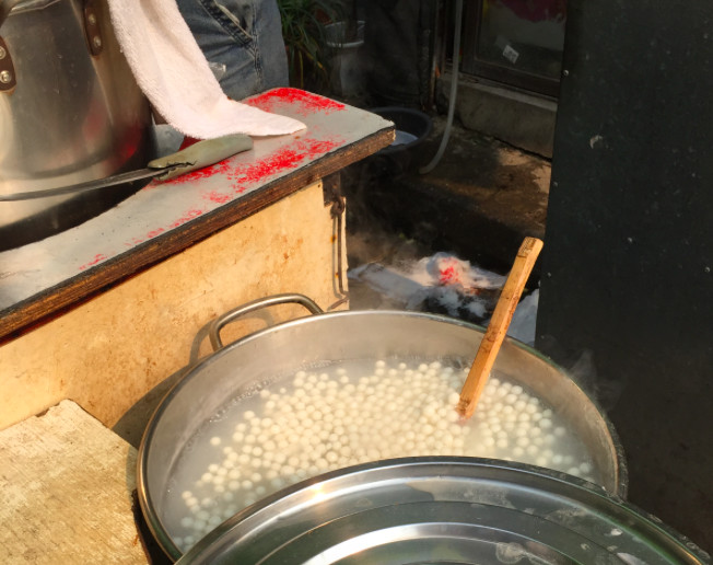 大叔摆摊卖豆腐脑,大叔卖早餐摊位