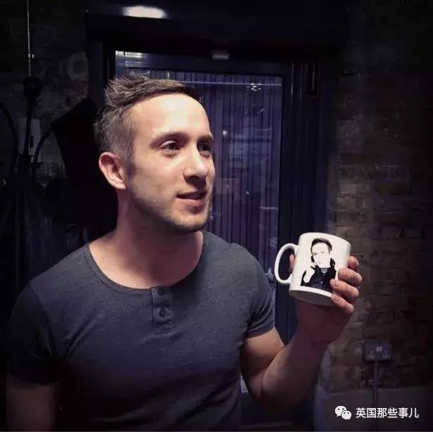 34年没打过嗝儿,全都给他憋成了奇臭无比的屁……