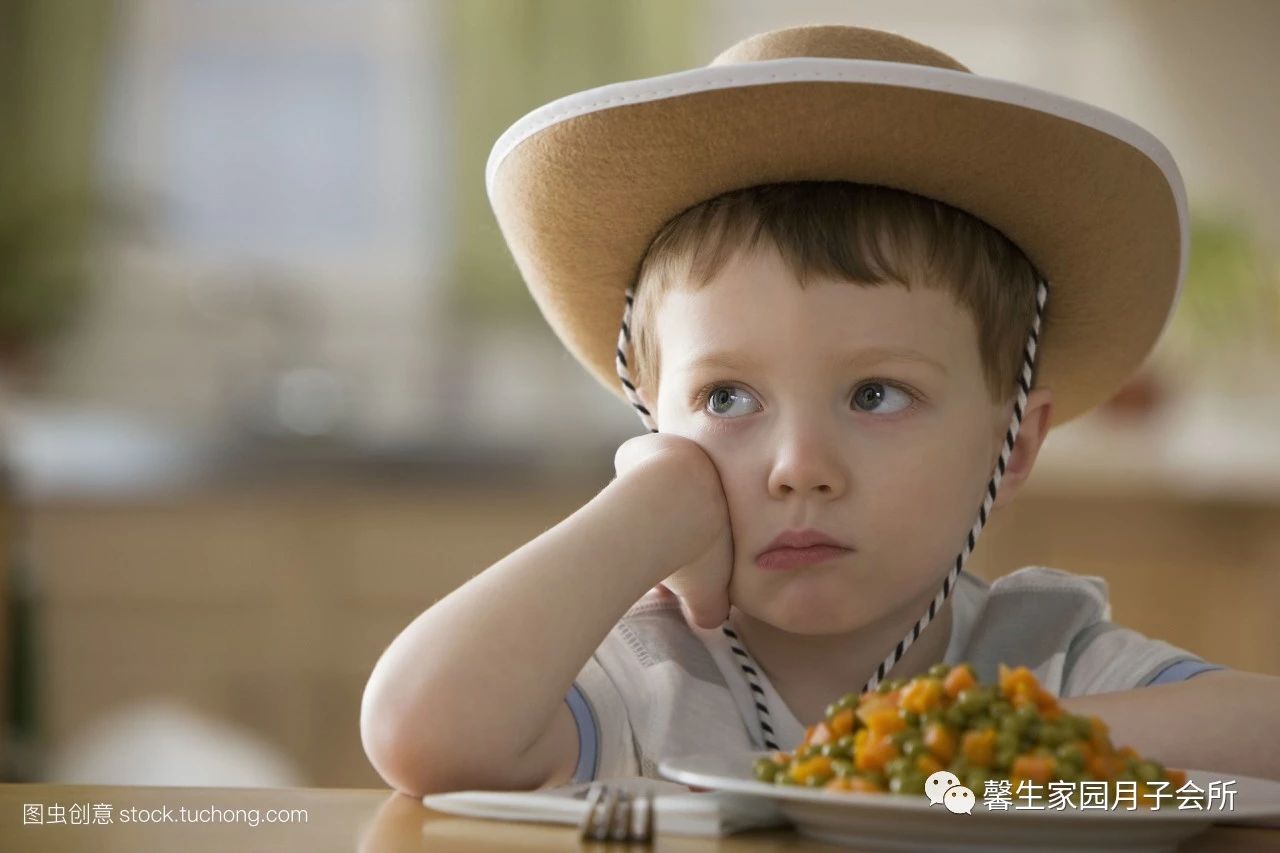 为什么小孩在家不听话在外面老实,小孩在外人很听话父母在家调皮